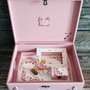 Set cufar botez flori roz, set cufar mot flori, cufar amintiri cu flori roz, cutie set mot, cufar trusou botez, cutie botez, cutie amintiri, cutie trusou fetita