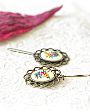 Cercei vintage cu flori multicolore