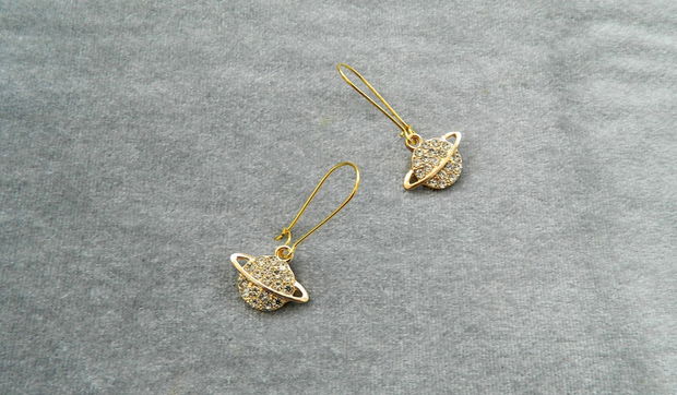 Cercei Saturn aurii cu rhinestones