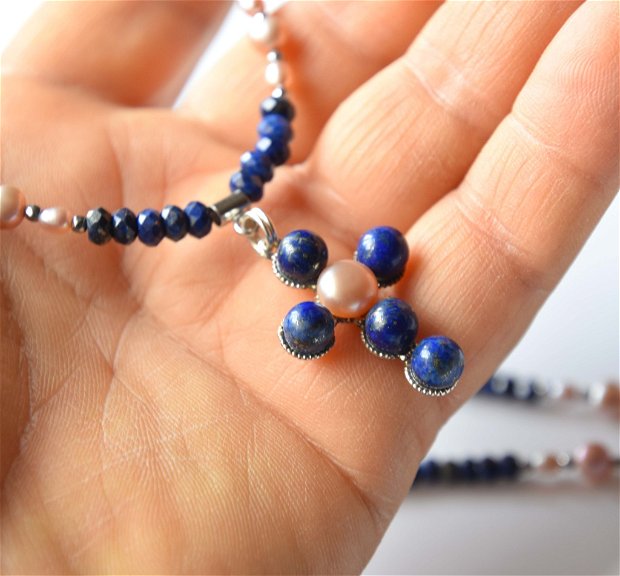 Colier cu cruciulita din lapis lazuli si perle de cultura