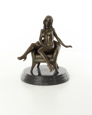 Femeie dezgolita pe fotoliu  - statueta erotica din bronz