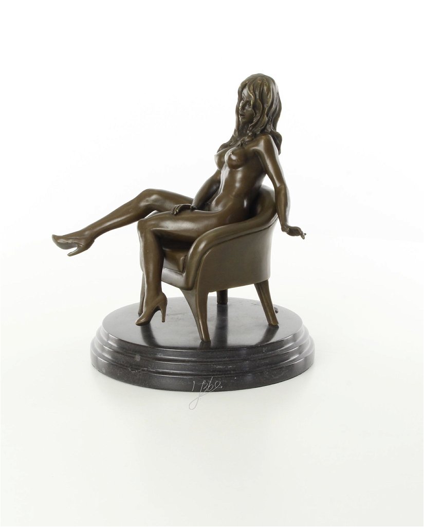 Femeie dezgolita pe fotoliu  - statueta erotica din bronz
