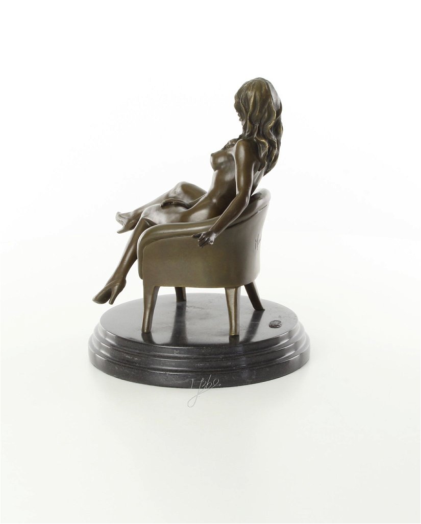 Femeie dezgolita pe fotoliu  - statueta erotica din bronz