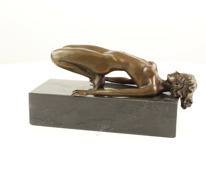 Nud - statueta erotica din bronz pe soclu din marmura