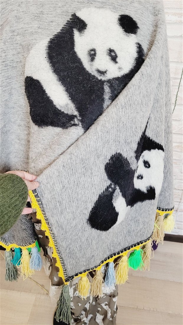 Poncho panda