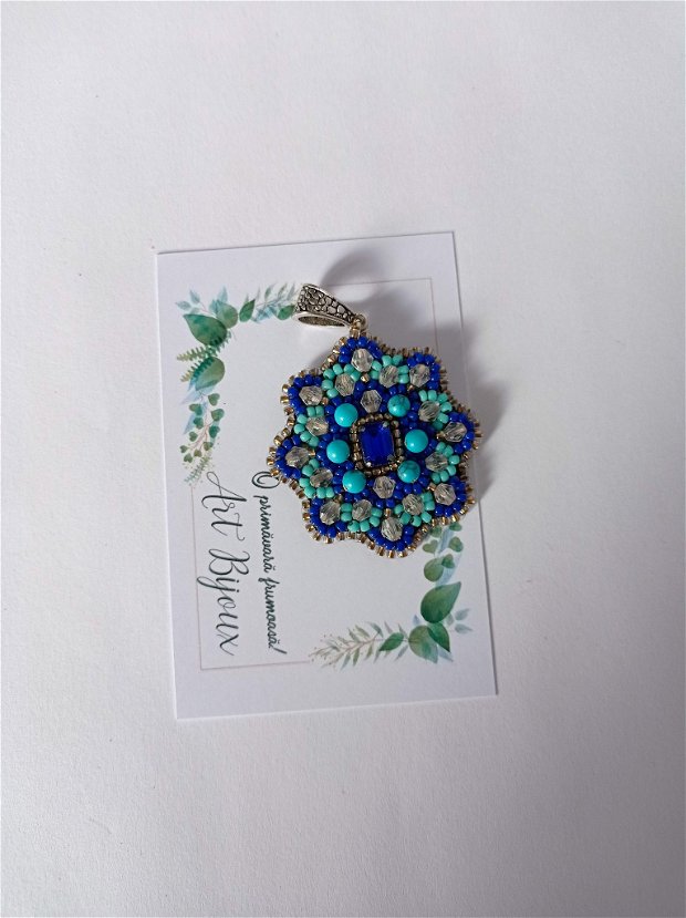 Cadouri 8 Martie -Pandantiv model Mandala Albastru Turquoise cusut cu mărgele și cristale