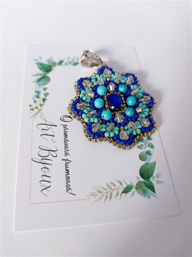 Cadouri 8 Martie -Pandantiv model Mandala Albastru Turquoise cusut cu mărgele și cristale
