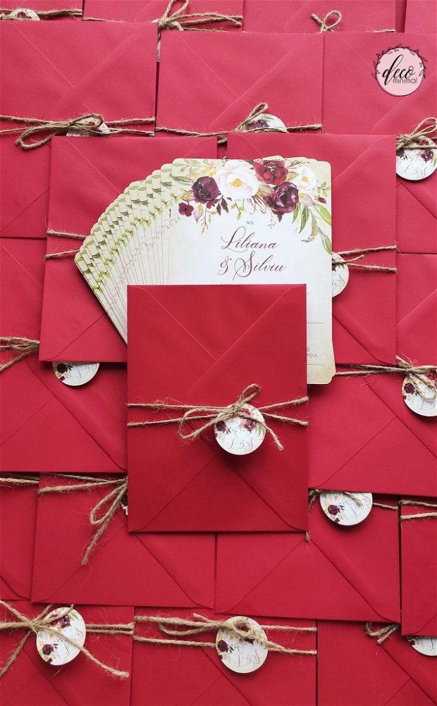 Invitatie nunta flori rosu, flori bordo, plic kraft sau rosu inchis, panglica bordo sau sfoara iuta