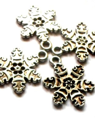 Charm metalic fulg de nea argintiu