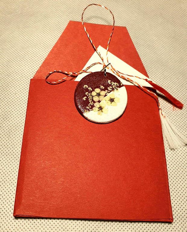 Martisor/pandantiv cu flori presate -36