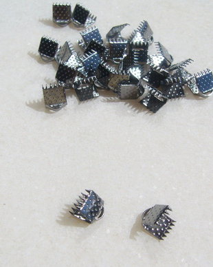 Capat de snur sau panglica din metal argintiu satinat  aprox7.5x6x3 mm