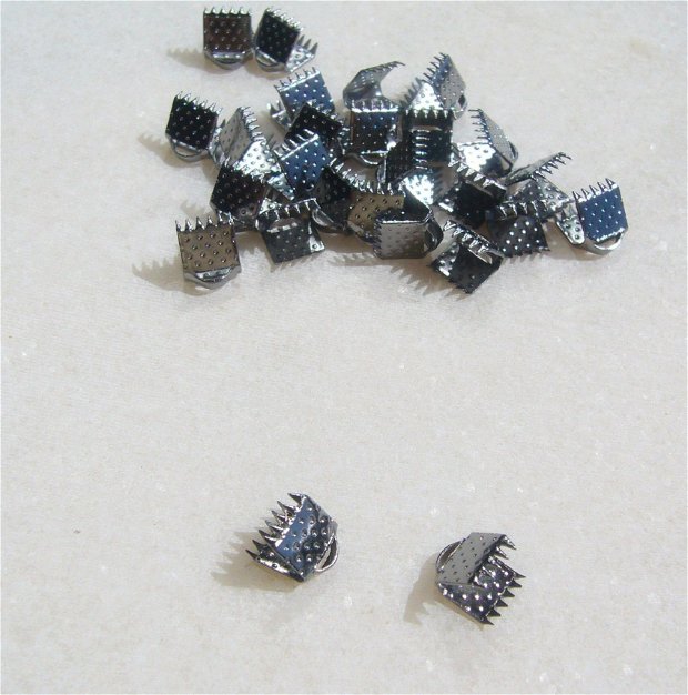 Capat de snur sau panglica din metal argintiu satinat  aprox7.5x6x3 mm