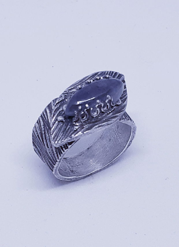 Inel de autor, cu design organic, din argint fin texturat si antichizat, cu un marchiz de tanzanit montat in sina cu model royal