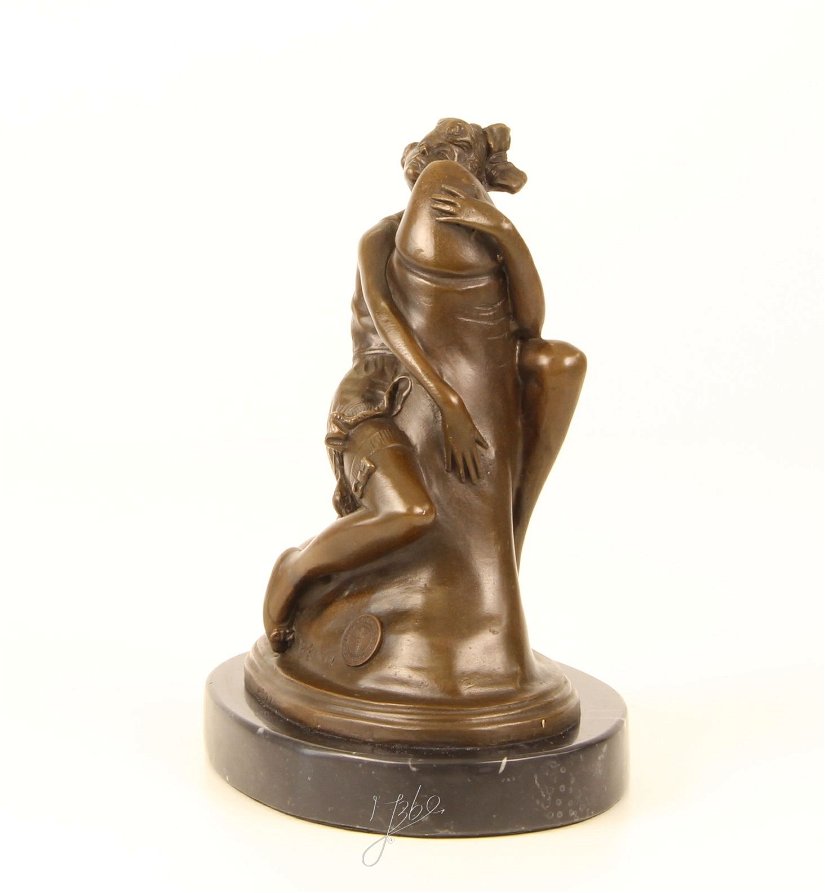 Femeie imbratisand un falus  - statueta erotica din bronz