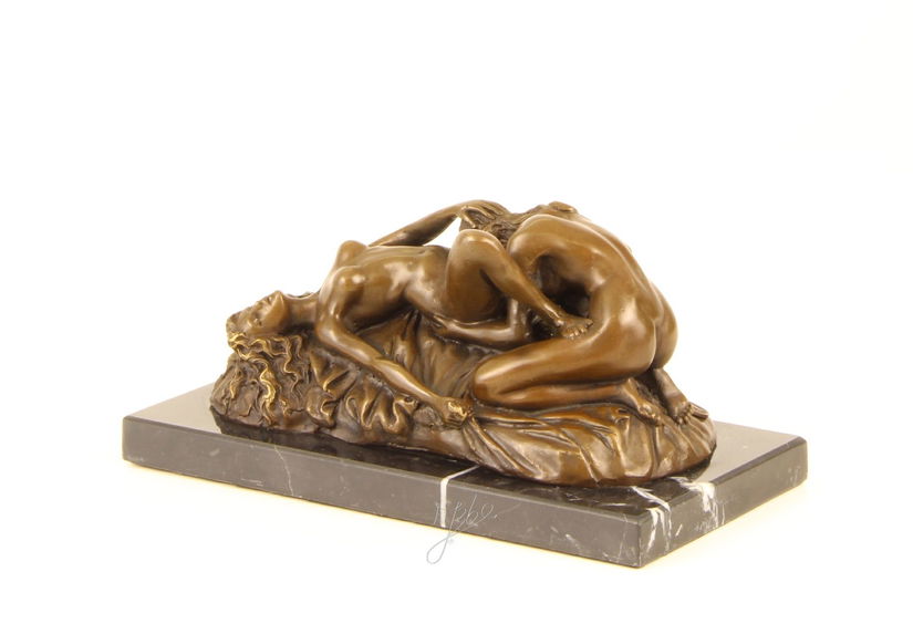 Cuplu facand dragoste- statueta din bronz pe soclu din marmura