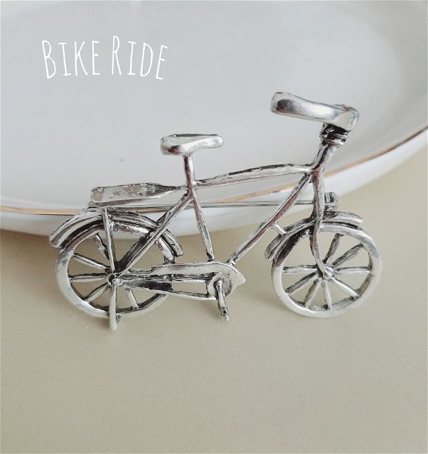 Broșă cu bicicletă argintie