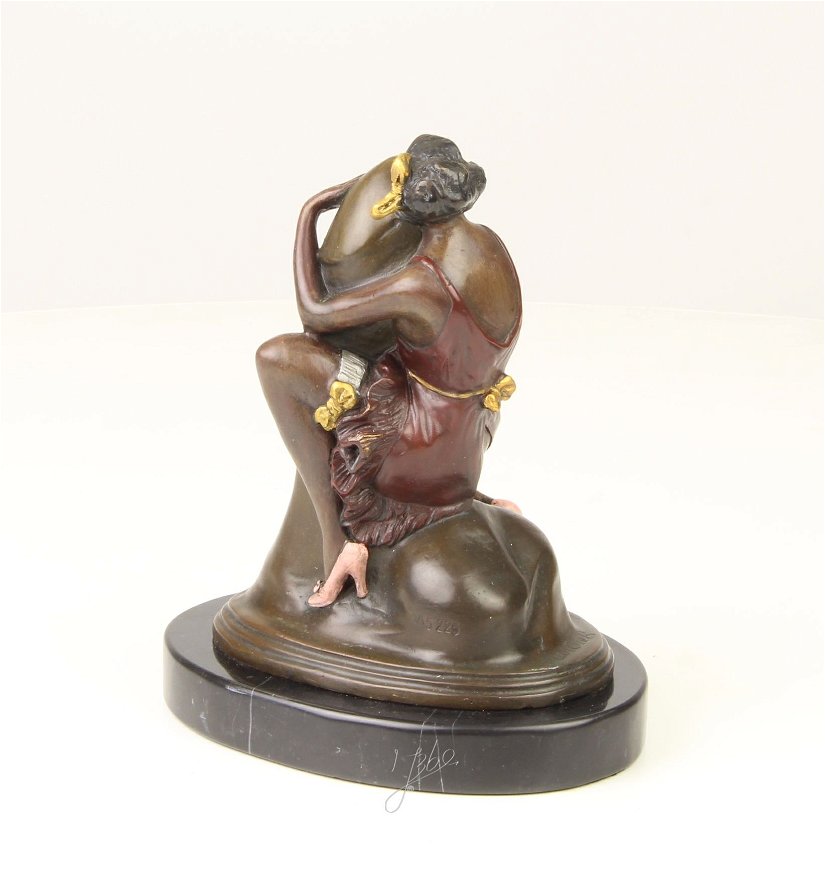 Femeie imbratisand un falus  - statueta erotica din bronz pictat