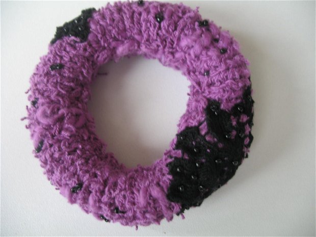 Bratara tricotata cu aplicatii din dantela neagra