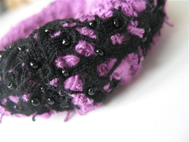 Bratara tricotata cu aplicatii din dantela neagra
