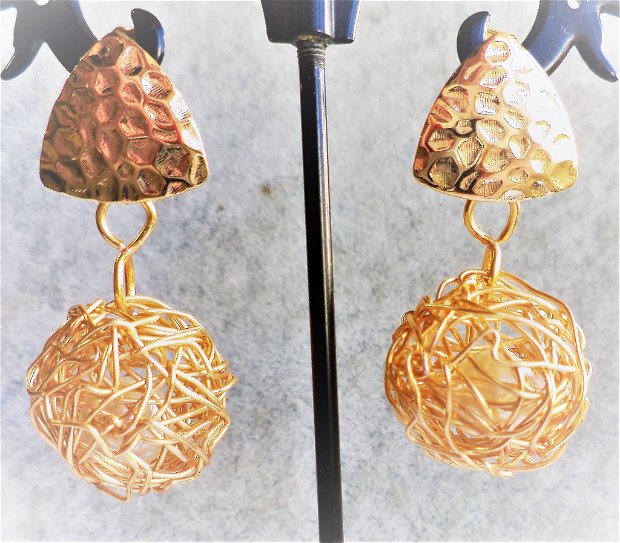 Engaged stock Sui Cercei handmade din sarma si perle montate pe o baza din alama placata cu  aur | Breslo