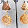 Cercei handmade din sarma si perle montate pe o baza din alama placata cu aur