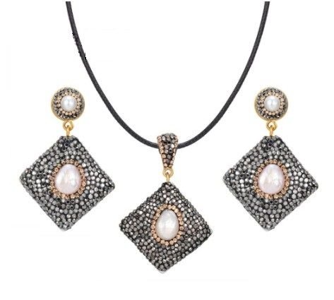 K1567 # SET Cercei cu tija, pandantiv, perle de cultura albe, cristale rhinestone, snur imitatie piele negru, inchizatoare metalica