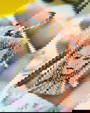 Breloc artistic unicat din lemn cu portret original de Elyseeart in tus si acrilice, Breloc cu portret de femeie, breloc de chei