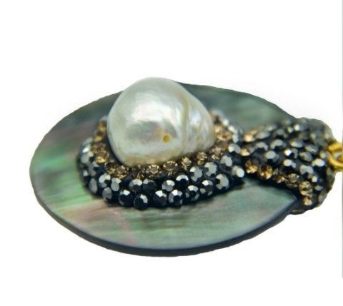 K1571 # Cercei cu tija, scoica / sidef, perle de cultura nuante peacock, cristale rhinestone negru si auriu
