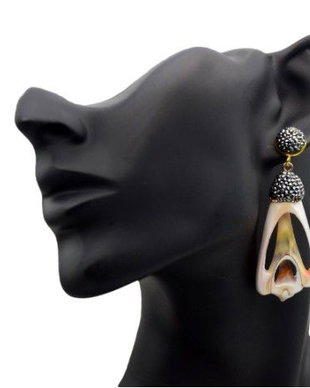 K1589 # Cercei cu tija, melc natural marin feliat, cristale rhinestone, negru si auriu