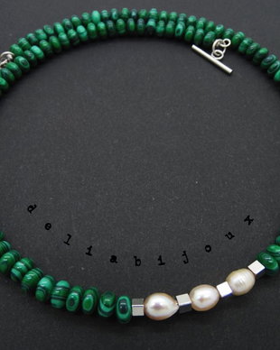 Colier handmade unicat perle de cultura si malachit (cod606)