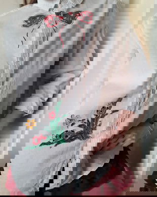 Camasa alba pictata cu peisaj de primavara