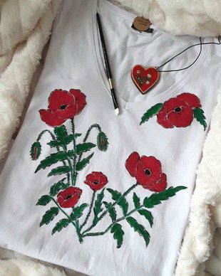 Set tricou pictat cu maci rosii si pandantiv inimioara pictata cu ghiocei