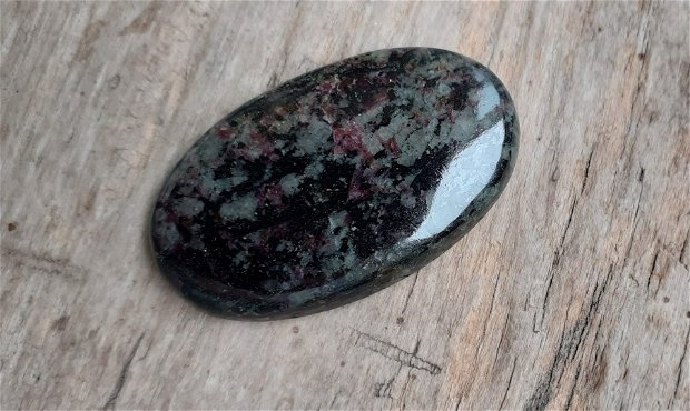 Cabochon eudialit, 40x24 mm