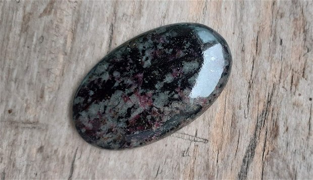 Cabochon eudialit, 40x24 mm