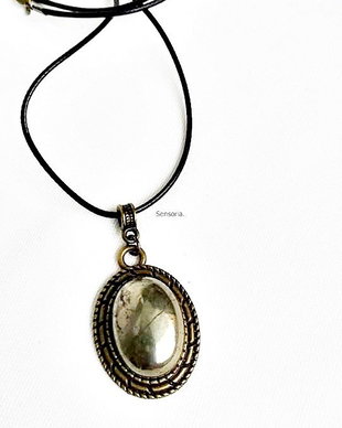 medalion oval cu cabochon de pirita