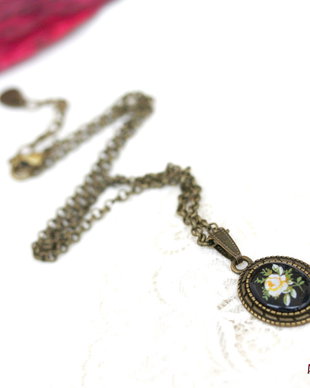 Colier vintage cu trandafir galben