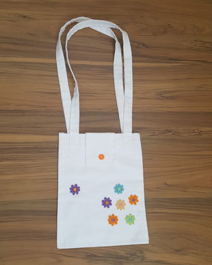 Gentuta alba cu floricele multicolore aplicate