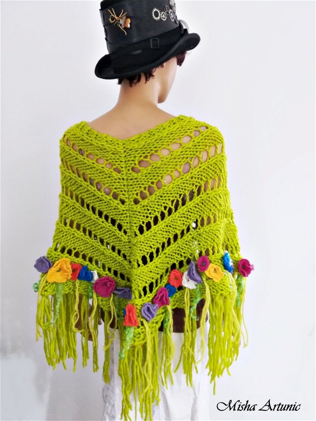 Sal tricotat si accesorizat cu floricele impaslite