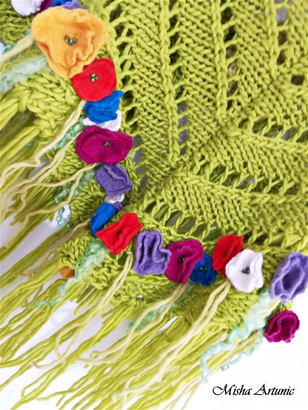 Sal tricotat si accesorizat cu floricele impaslite
