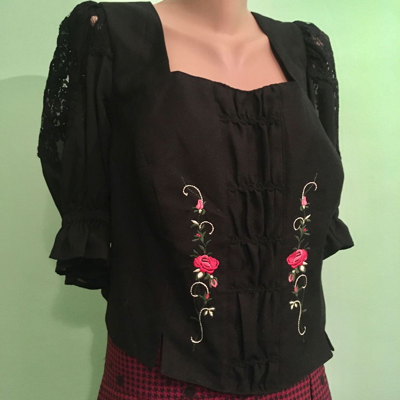 Bluza cu broderii cusute și dantela