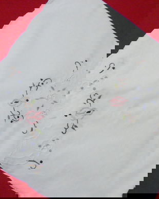 Napron  cu broderie si decupaje