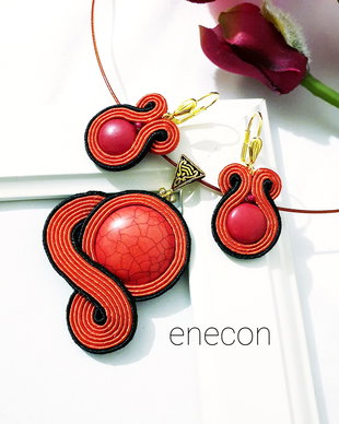Set rosu si negru, Set soutache