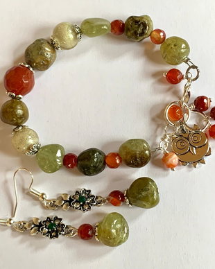 BRATARA ȘI CERCEI~SPRING IN THE FOREST~granate verzi,agate fatetate,accesorii argintate