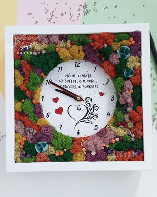 Ceas decorat cu licheni lucrat manual personalizat cu mesaj