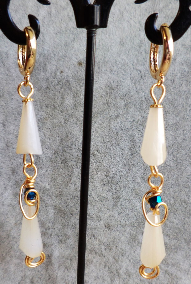 Cercei din sarma si cristale tip swarovski - gold&nude