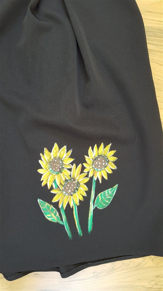 Floarea soarelui pictata pe rochita neagra