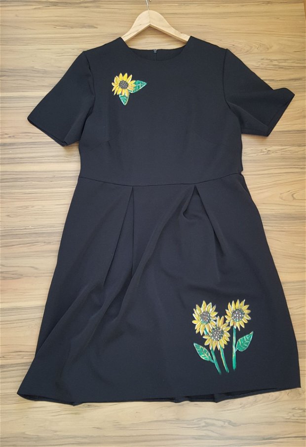 Floarea soarelui pictata pe rochita neagra