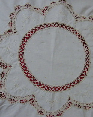 Napron cu broderie si dantela