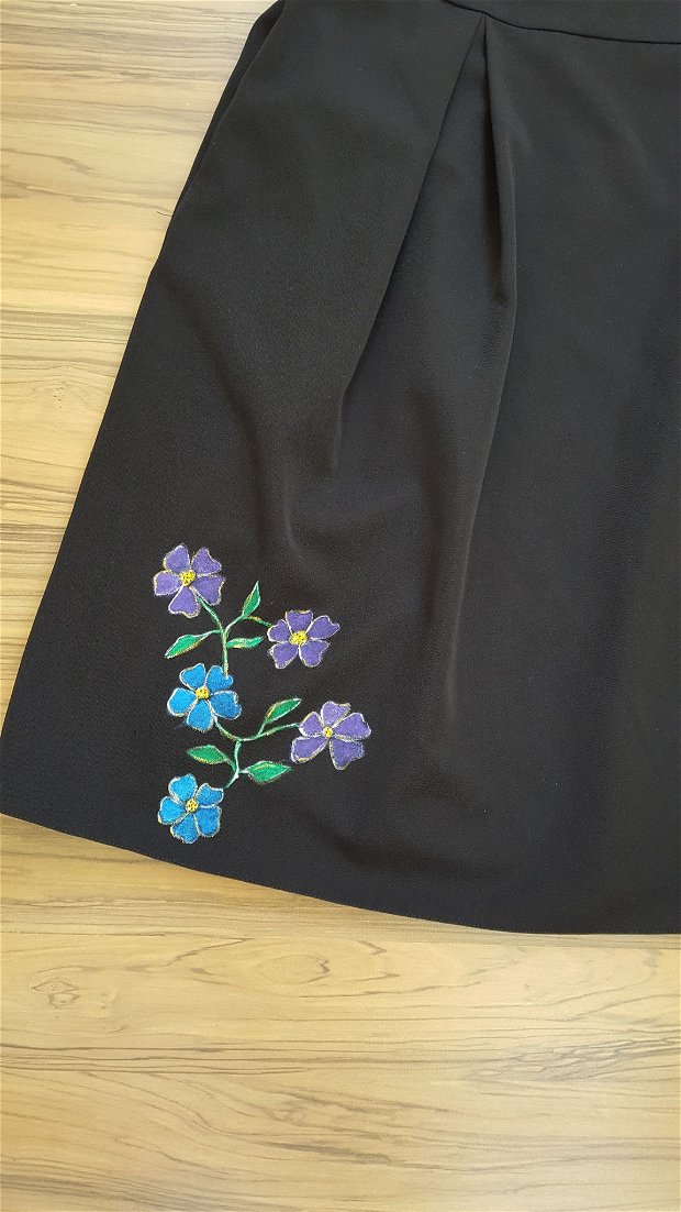 Floricele mov si albastru pictate pe rochita neagra