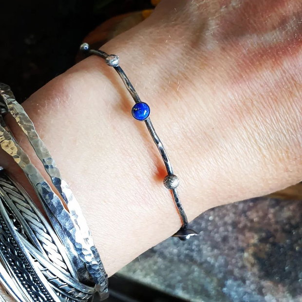 Bratara reglabila din argint 925, oxidat, cu pietre de lapis lazuli si smarald